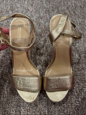 MICHAEL Michael Kors Metallic Gold Leather Block Heel Sandals 👡